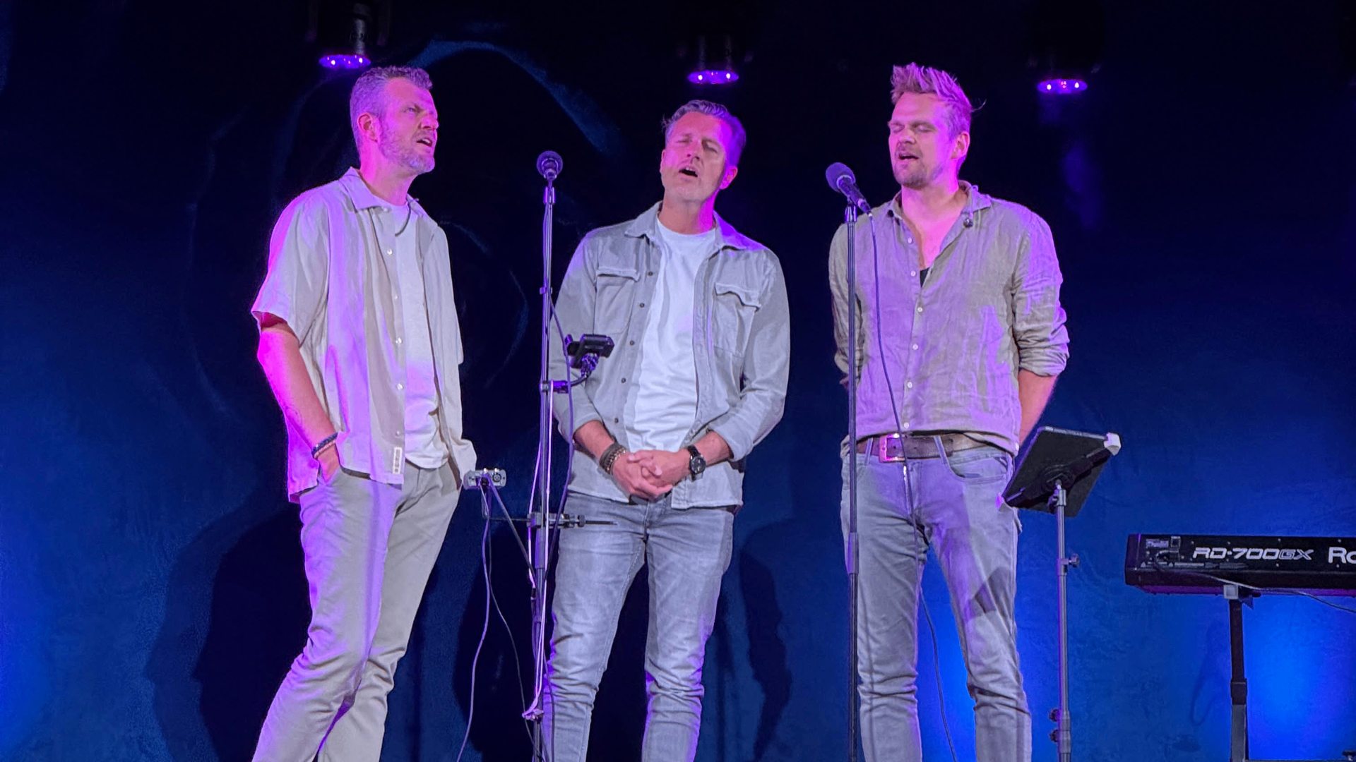 De drie mannen van KOESTER op een sfeervol podium