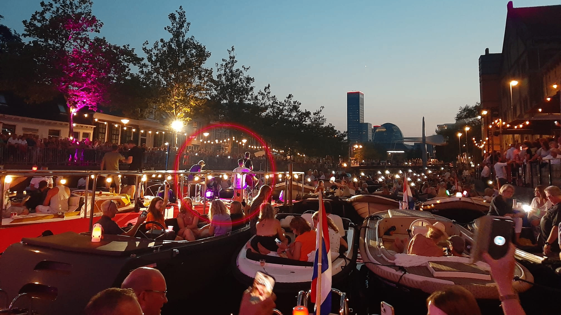 KOESTER tijdens het Zuidergrachtconcert in de avond