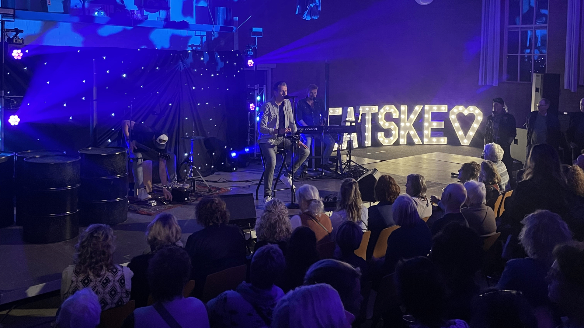 KOESTER speelt voor publiek tijdens een feestavond
