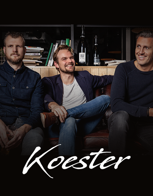 Persfoto van de drie bandleden van KOESTER